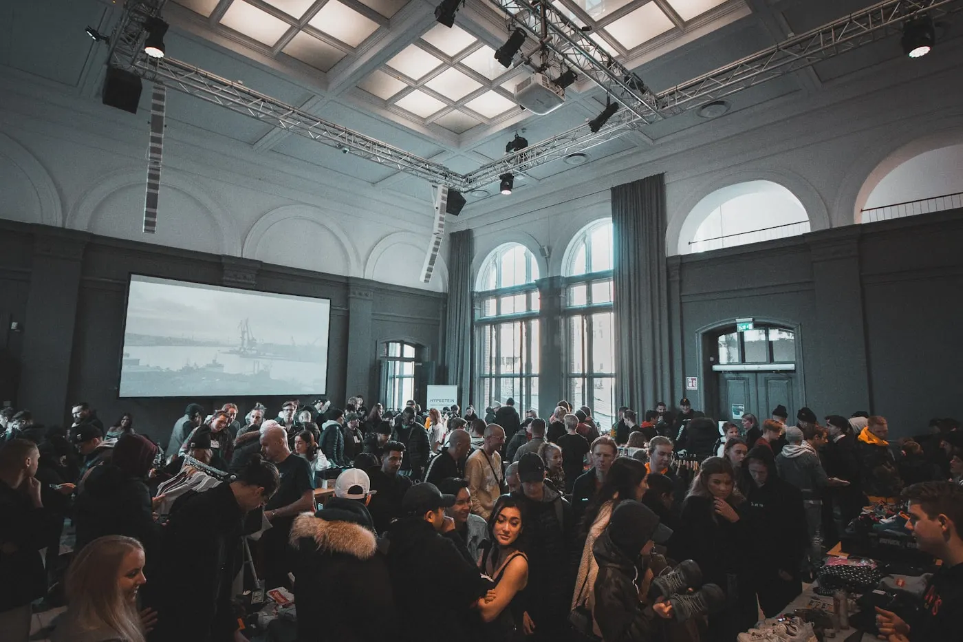 Sala de congresos con asistentes durante una ponencia.