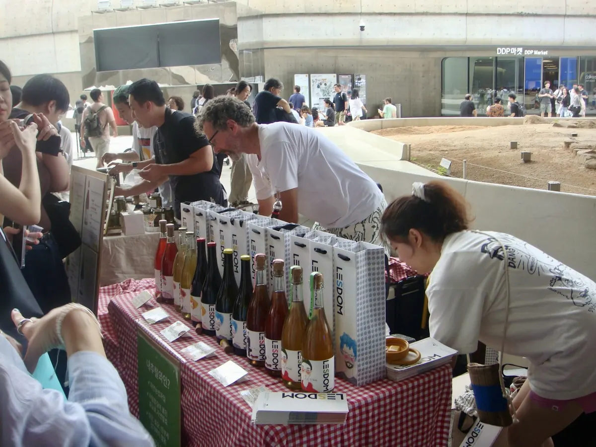 Mesa de degustación de producto atendida por personal en un evento.